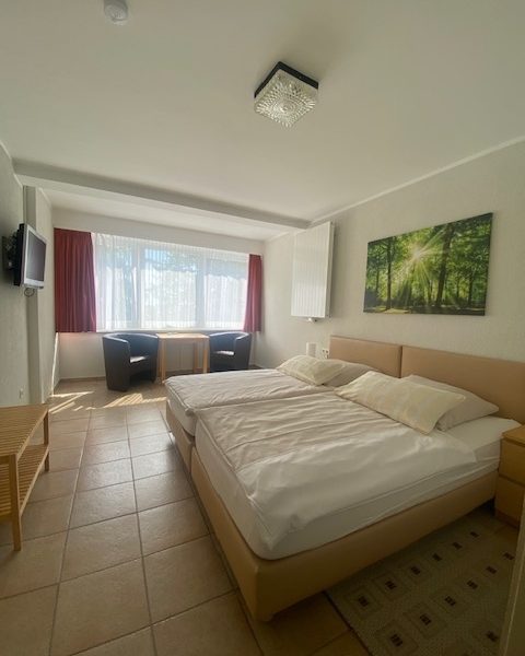 Gästezimmer mit Doppelbett und Sitzbereich